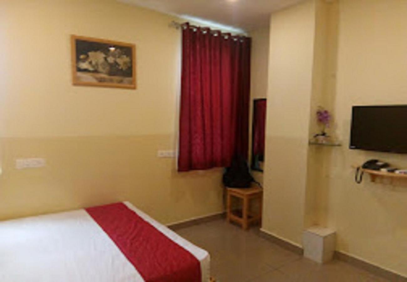 פונדיצ'רי Chaplin Hotel מראה חיצוני תמונה
